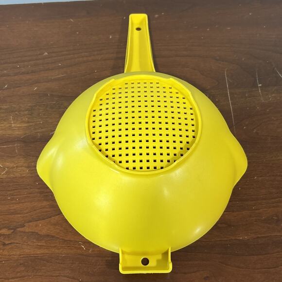 Vintage Tupperware 2Qt Strainer Colander 2 Pour Spouts Handle #1523 Yellow - Picture 3 of 6